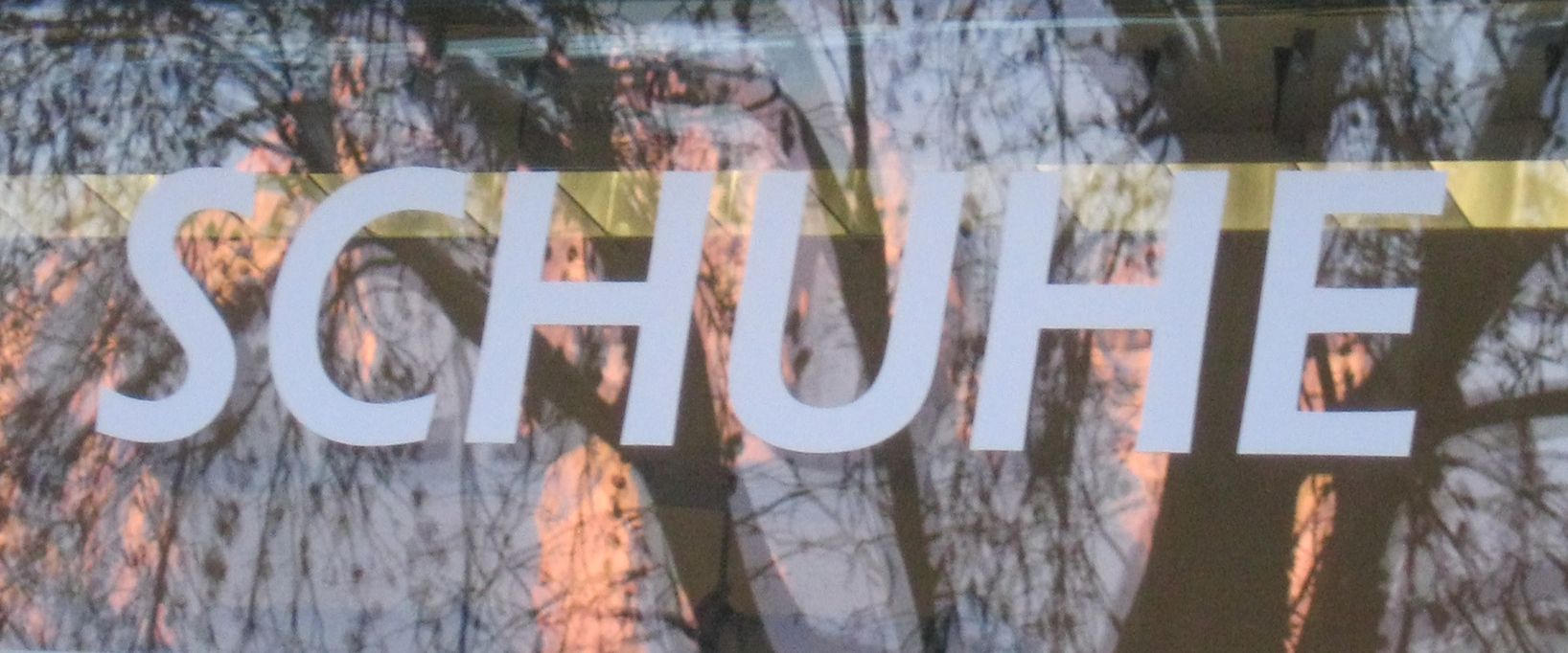 Fenster mit Schriftzug "Schuhe"