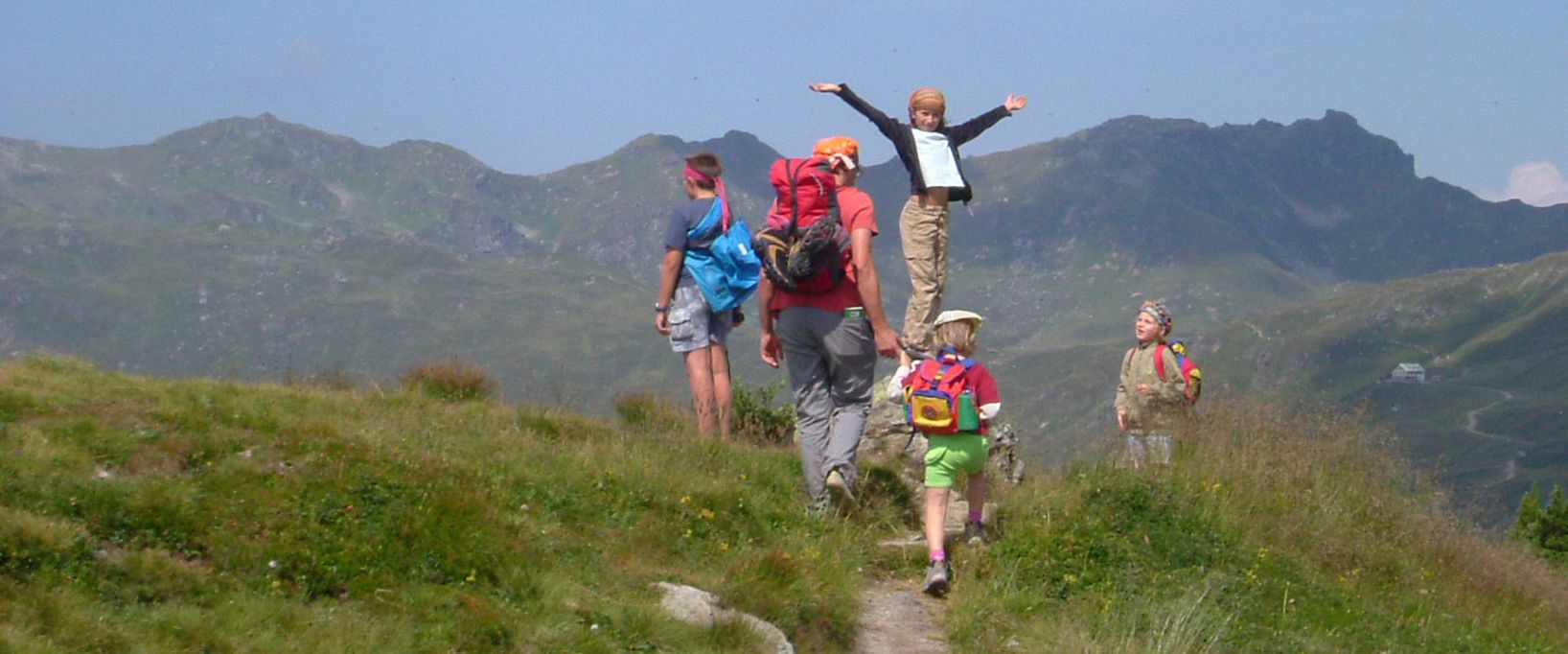 Eine Familie wandert in den Bergen