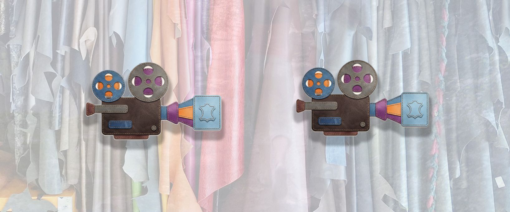 Zwei stilisierte Filmkameras vor einem unscharfen Hintergrund aus hängenden Lederstücken. Die Kameras wirken wie aus Lederstücken zusammengenäht, mit blauen, orangen und violetten Details, was die Verbindung von Medien und Handwerk symbolisiert.