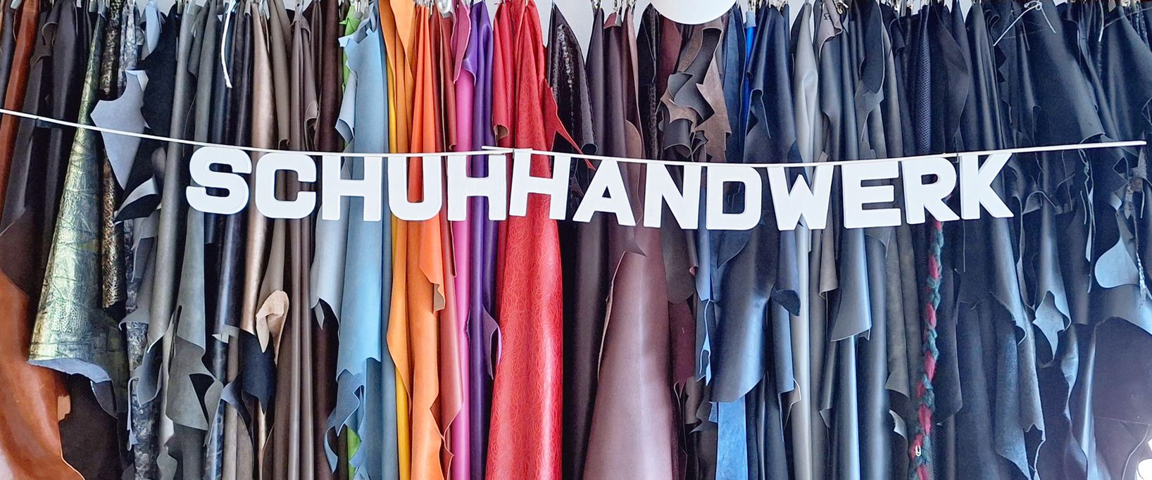 Verschiedene Lederstoffe und Schriftzug "Schuhhandwerk"