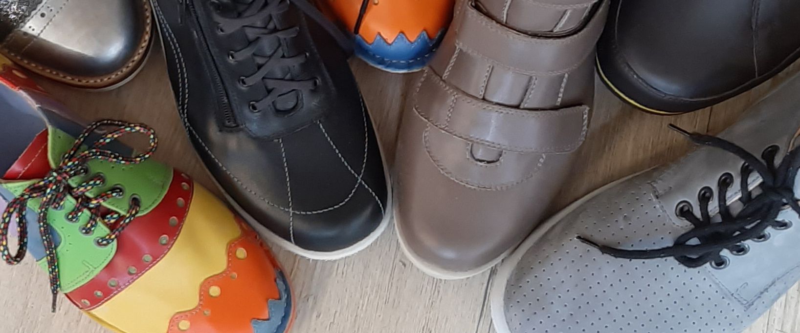 Verschiedene orthopädische Schuhe