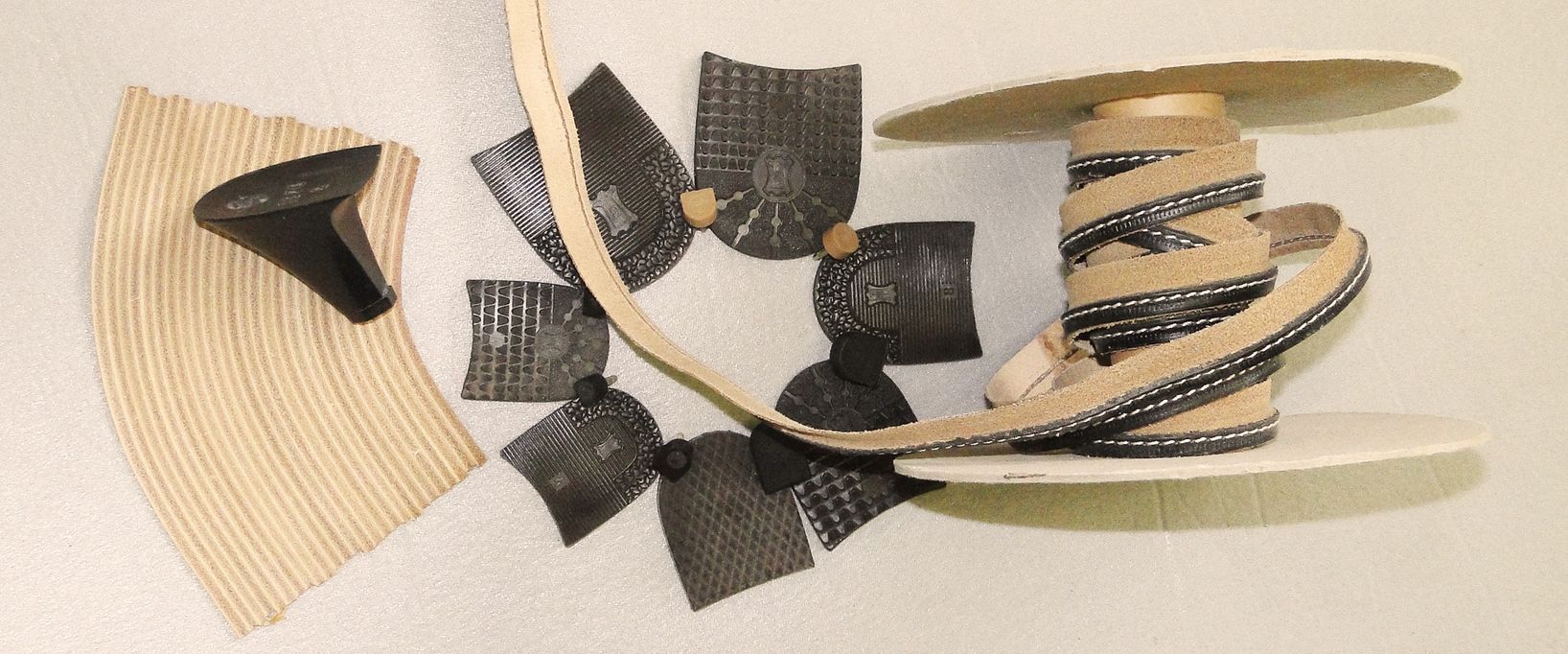 Verschiedene Absätze und aufgerolltes Leder