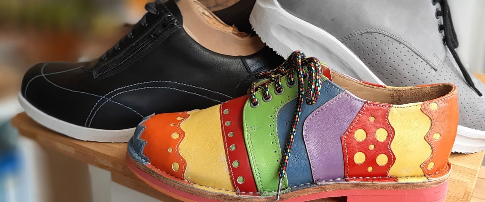 Ein schwarzer und ein bunter Schnürschuh